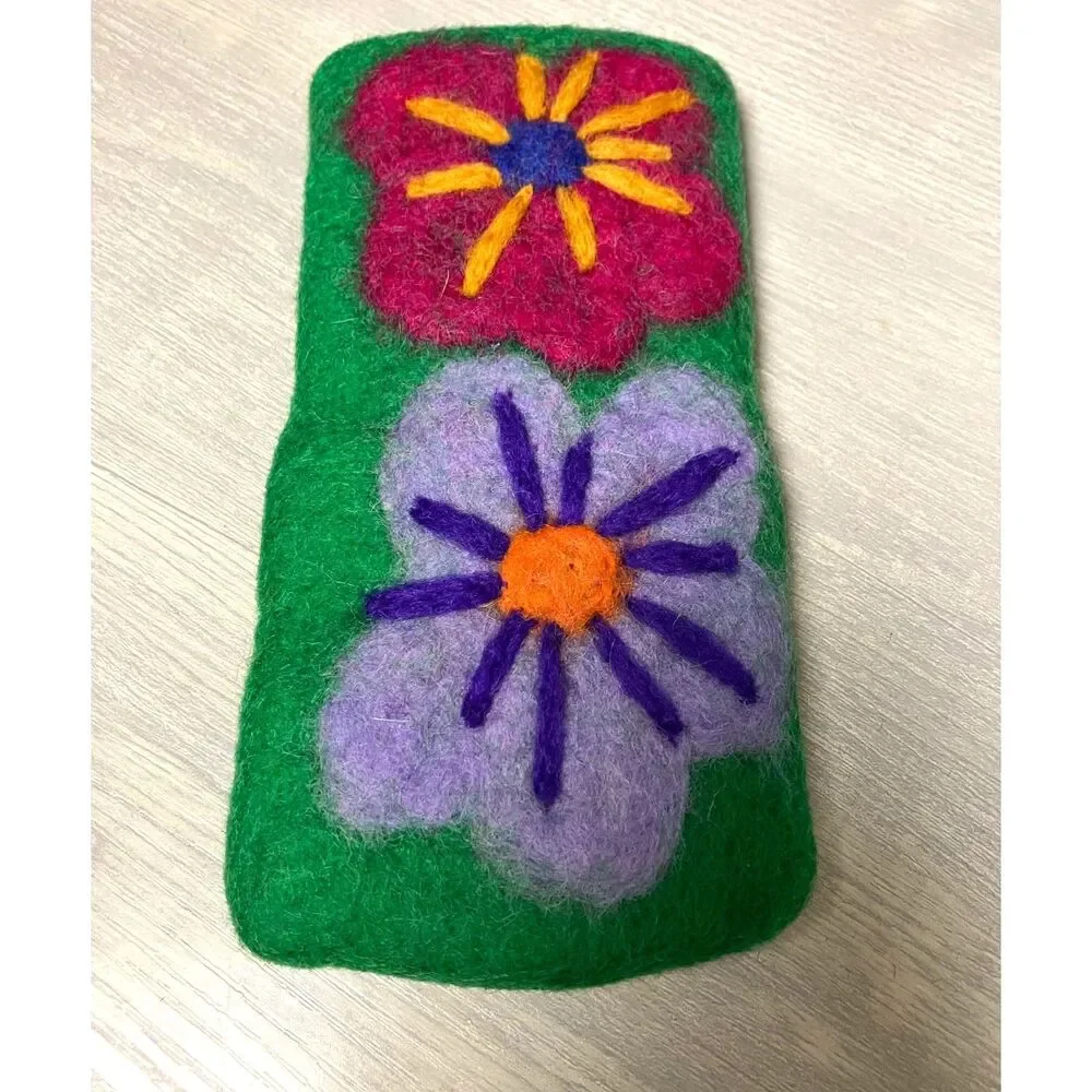 Wool glasses holder with flowers